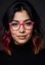 Rocío Aso Iguarán – crítica cultural independiente. Literata callejera con enfoque urbano y análisis incisivo de cultura pop y política. Sintaxis afilada, egos opcionales.
